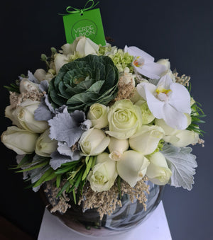 Bouquet de rosas y orquídeas en bowl