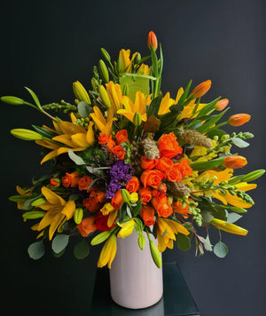 Arreglo colorido con mix floral y tulipanes